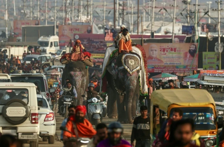 Des cornacs montent des éléphants après une procession religieuse précédant le festival de la Kumbh Mela à Prayagraj en Inde, le 11 janvier 2025