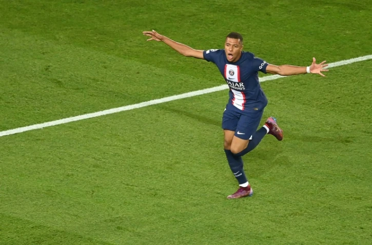L'attaquant du PSG Kylian Mbappé célèbre son 2e but lors d'une rencontre contre la Juventus de Turin en Ligue des Champions au Parc des Princes le 6 septembre 2022