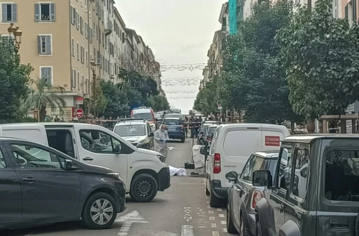 Des enquêteurs sur les lieux où un homme armé d'un couteau a été tué par la police, le 20 décembre 2025 à Ajaccio 

Investigators work at the site where a knife-wielding man was shot dead by police in the centre of Ajaccio, on the French Mediterranean island of Corsica, on December 20, 2025. A man armed with a knife was shot dead by one or more shots fired by the national police on December 20 in the centre of Ajaccio, according to the public prosecutor, confirming a report by France 3 Viastella. According to the police, the 26-year-old man was threatening shopkeepers and passers-by with a knife on the city's Cours Napoleon at around 12:30 PM.