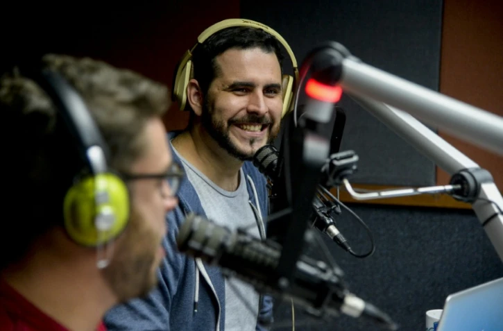 José Rafael Guzman (g) et Manuel Silva interviennent sur les ondes dans une émission "Calme, peuple", le 6 décembre 2016 depuis des studios à Caracas pour distraire les Vénézuéliens déprimés par la crise économique