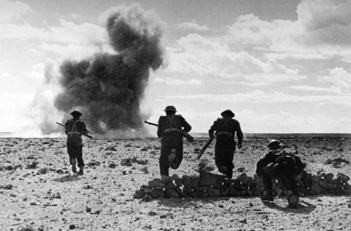 Des soldats Alliés dans le désert égyptien près d'El-Alamein, en 1942