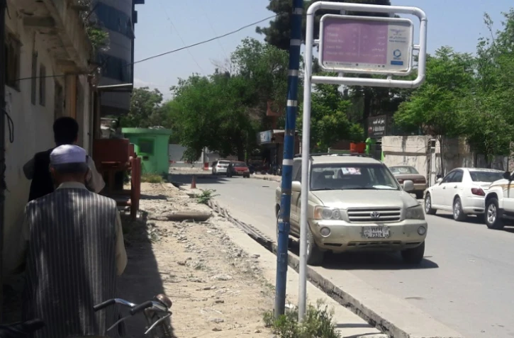 Des habitants sur les lieux d'une attaque dans le quartier de Shar-e-Naw, au centre de Kaboul, le 9 mai 2018 en Afghanistan