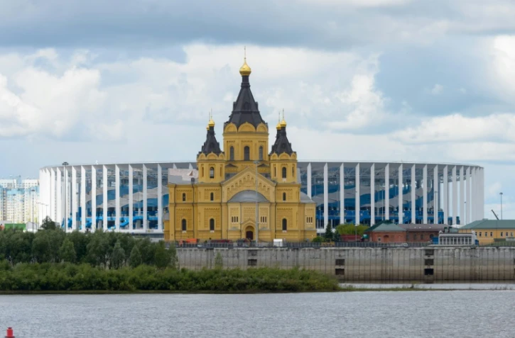 Le stade de Nijni Novgorod près de la cathédrale Saint-Alexandre-Nevski