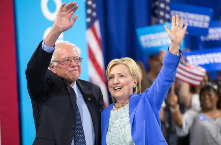 Les démocrates Hillary Clinton (d) et Bernie Sanders, le 12 juillet 2016 à Portsmouth aux Etats-Unis
