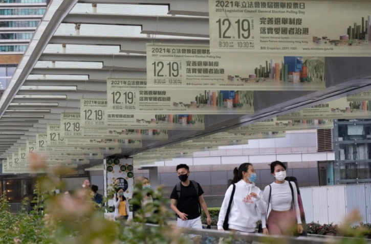 Des publicités gouvernementales appellent les Hongkongais à voter, le 16 décembre 2021 dans le centre de la ville