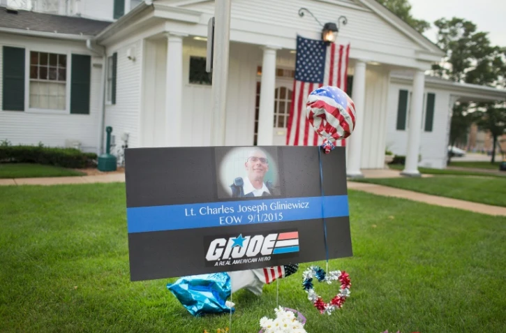 Une pancarte en hommage au policier Charles Joseph Gliniewicz, surnommé "G.I. Joe", devant la maison funéraire où a il a été enterré le 7 septembre 2015, à Fox Lake dans l'Illinois