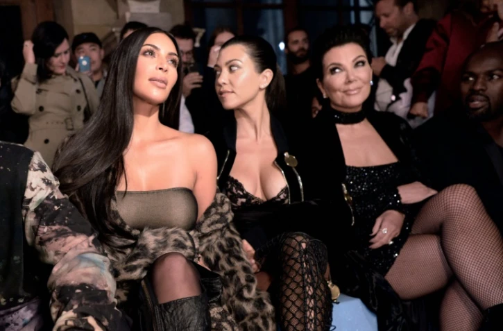 De gauche: KIm Kardashian, Kourtney Kardashian et leur mère Kris Jenner lors d'un défilé à Paris, le 29 septembre 2016