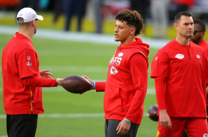 Le talentueux quarterback Patrick Mahomes et les Chiefs à l'échauffement avant la finale du Super Bowl contre les 49ers de San Francisco à Miami, le 2 février 2020
