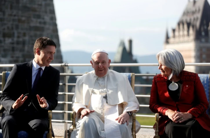 Le pape François entouré du Premier ministre canadien Justin Trudeau et de la gouverneure générale Mary Simon, à Québec, le 27 juillet 2022