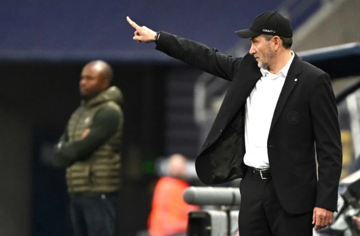 L'entraîneur de Toulouse Philippe Montanier replace ses joueurs lors du choc de L2 à Sochaux, le 19 avril 2022