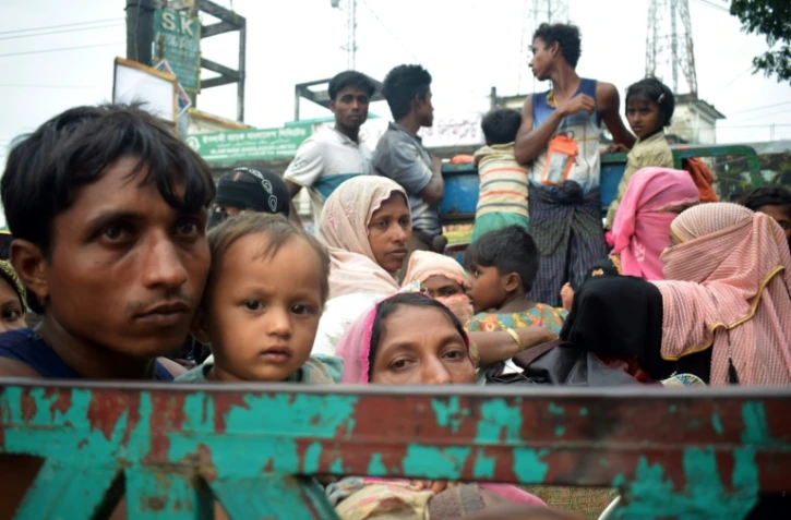 Des réfugiés rohingyas à l'arrière d'un camion, à Ukhiya, le 3 septembre 2017 au Bangladesh