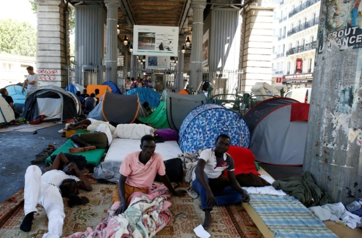 Des migrants dans le campement improvisé sous la station de métro Jean Jaurès à Paris le 19 juillet 2016