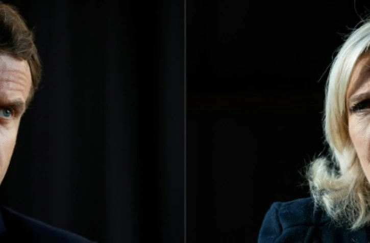 Combinaison d'images créée le 14 avril 2022 montrant le candidat à la réélection du parti La République en Marche (LREM) Emmanuel Macron à La Courneuve le 7 avril, 2020 et Marine Le Pen, du parti d'extrême droite français Rassemblement national (RN) à Mesnil-Raoul, dans le nord-ouest de la France, le 8 décembre 2021