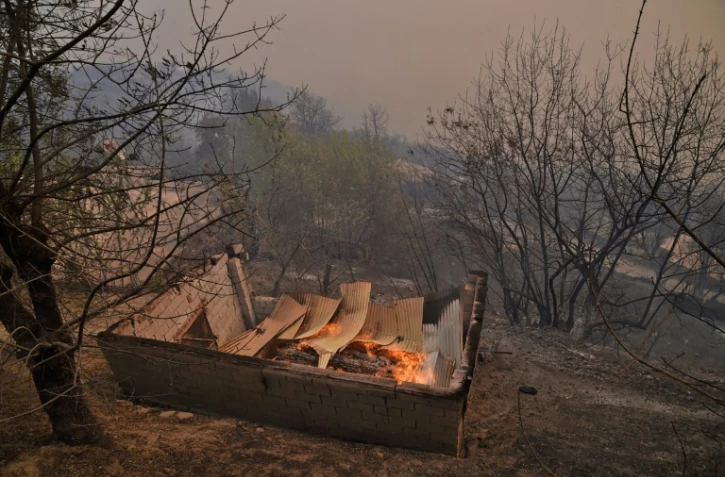 Une construction brûle dans une forêt de Kabylie, en Algérie, le 10 août 2021