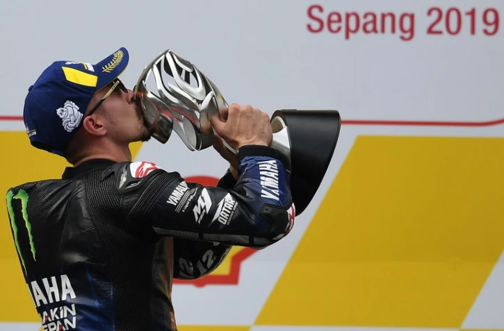 L'Espagnol Maverick Vinales embrasse son trophée du GP MotoGP de Malaisie après sa victoire à Sepang, le 3 novembre 2019
