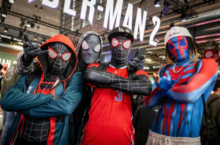 Des personnes déguisées en Spiderman posent lors du salon "Paris Games Week", le 1er novembre 2023