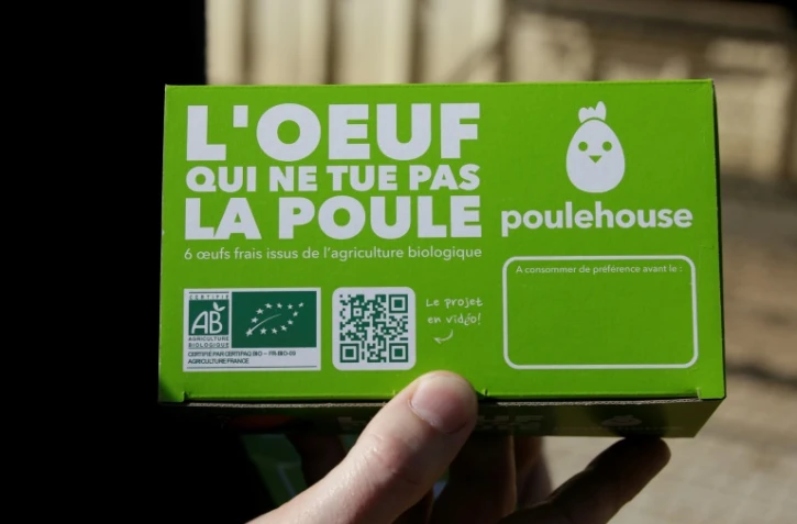 Une boîte d'ouefs bio produits dans la ferme de Coussac-Bonneval (40 km au sud de Limoges) de la start-ip Poulehouse, le 6 avril 2018