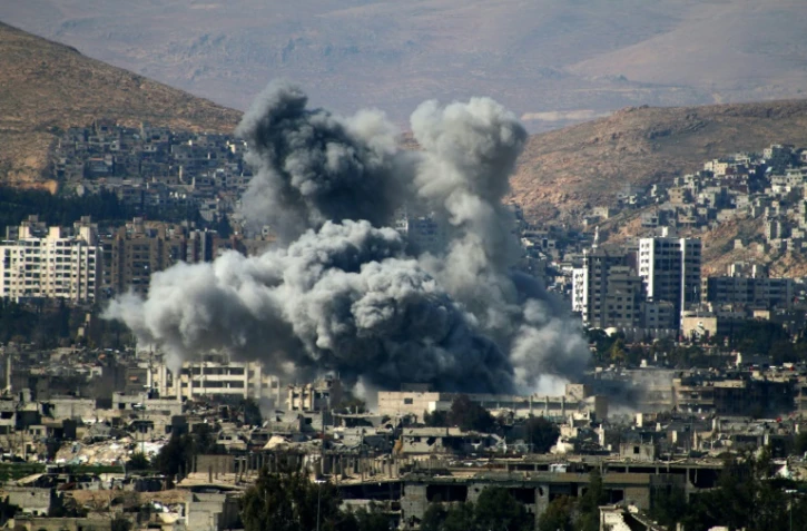 Des forces aériennes syriennes frappent la zone contrôlée par les rebelles de Qabun, à l'est de la capitale Damas, le 6 mars 2017