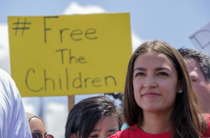 La démocrate Alexandria Ocasio-Cortez a visité avec un groupe d'élus au Congrès américain deux centres de détention pour migrants clandestins de la police aux frontières à El Paso et Clint, au Texas, le 1er juillet 2019