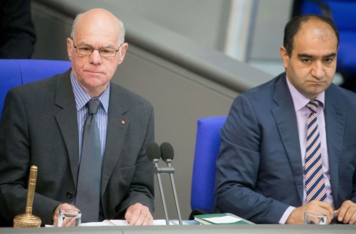 Le président du Bundestag Norbert Lammert (g) aux côté du député Grünen Özcan Mutlu lors du vote reconnaissant le génocide arménien, le 9 juin 2016