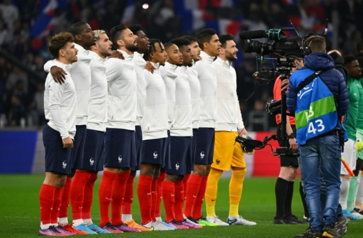 Les joueurs de l'équipe de France filmés par une caméra de télévision lors des hymnes, avant le match amical contre la Côte d'Ivoire, le 25 mars 2022 à Marseille