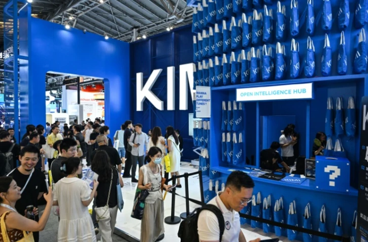 Des visiteurs sur le stand de la start-up chinoise Moonshot AI qui a lancé le nouveau modèle d'intelligence artificielle (IA) Kimi K3, le 18 juillet 2026 à Shanghaï