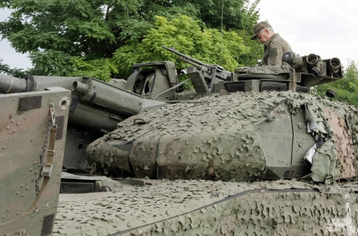 Photographie diffusée le 4 août 2023 par le service de presse du ministère russe de la Défense montrant le ministre Sergueï Choïgou pendant une visite en Ukraine