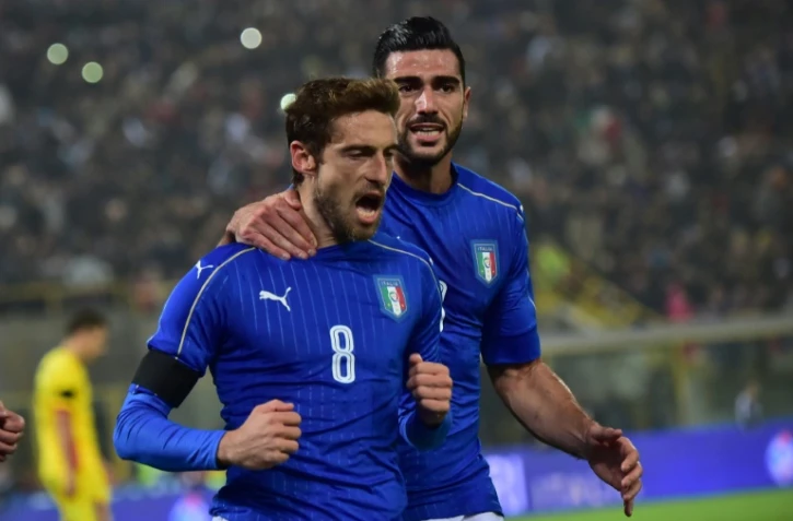 L'attaquant de l'équipe d'Italie Graziano Pellè (d) congratule Claudio Marchisio (g) auteur d'un penalty  face à La Roumanie en amical, le 17 novembre 2015 à Bologne 