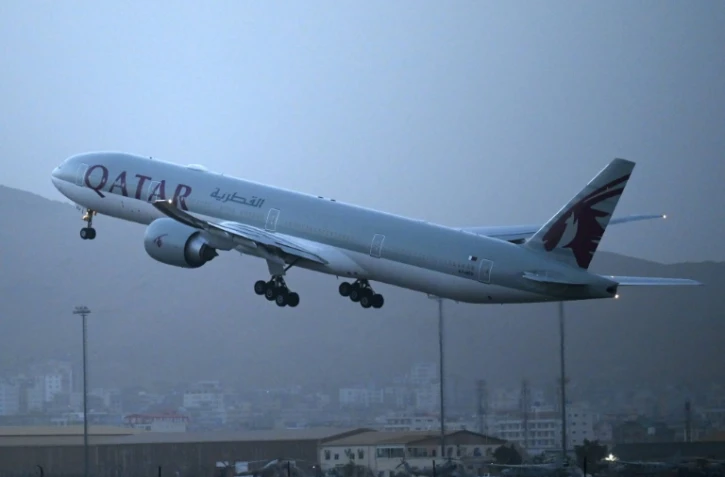 Un avion de la Qatar Airways décolle de l'aéroport de Kaboul transportant des étrangers et des Afghans à destination de Doha, le 10 septembre 2021