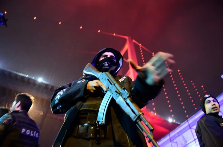 La police turque déployée près de la discothèque La Reina, au bord du Bosphore, le 1er janvier 2017 après l'attaque meurtrière