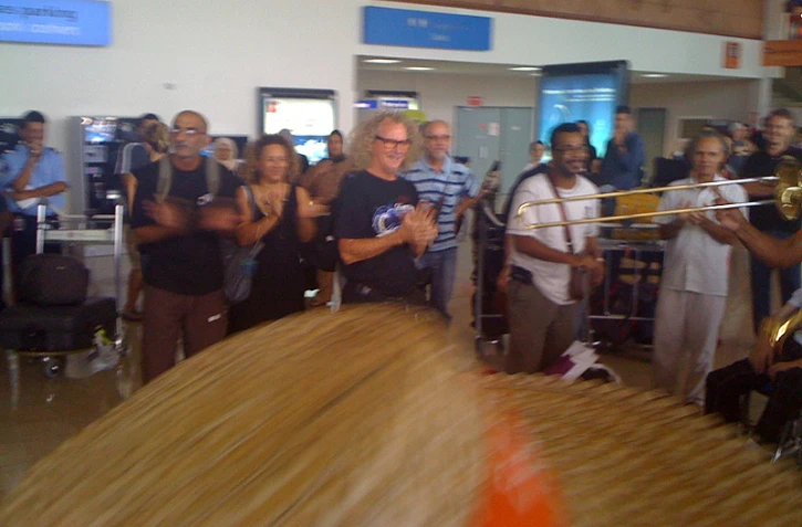 Mardi 2 novembre 2010: Accueil de Danyel Waro à l'aéroport Roland Garros (photo DR)