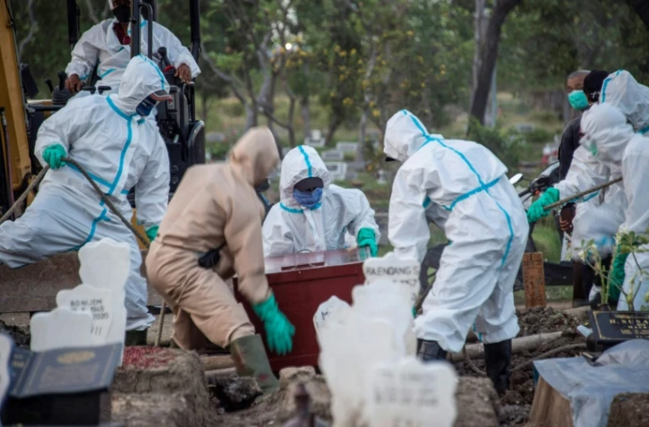 Enterrement d'une victime du Covid-19 à Surabaya, en Indonésie, le 26 septembre 2020