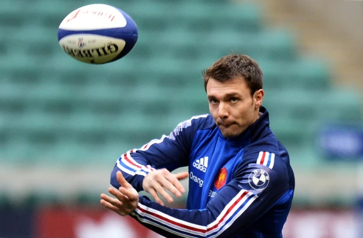 L'ailier du XV de France Vincent Clerc passe le ballon lors d'une séance d'entraînement à Twickenham, le 22 février 2018