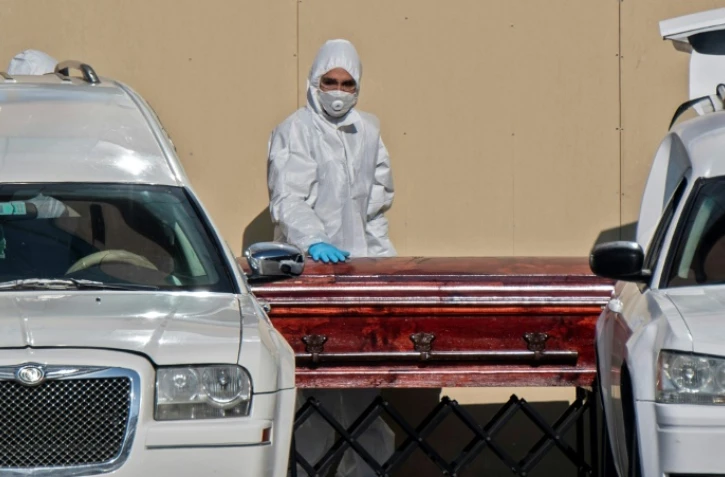 Un cerceuil d'un mort du Covid-19 est transporté hors de l'hopital de San Jose à Santiago, le 5 juin 2020