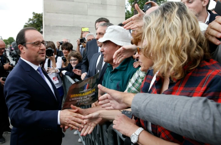 François Hollande lors d'un bain de foule place de la Concorde le 14 juillet 2015 à Paris 