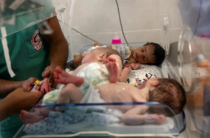 Du personnel médical s'occupe de bébés prématurés à l'hôpital al-Chifa, à l'hôpital émirati basé à Rafah, dans le sud de la bande de Gaza, le 19 novembre 2023