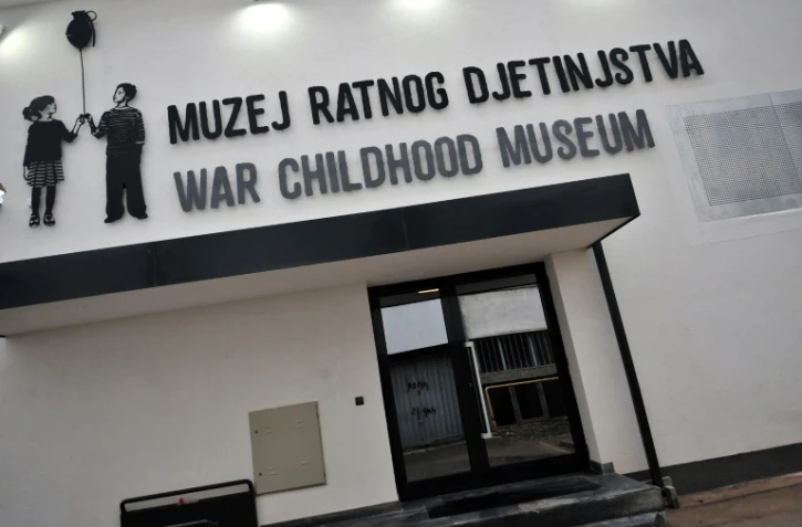 A Sarajevo, un musée raconte la guerre vécue par les enfants à travers des milliers d'objets. 