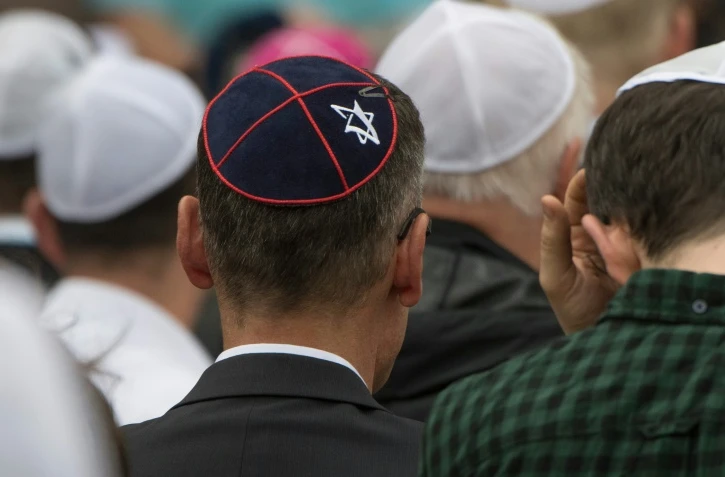 Des hommes coiffés d'une kippa participent à un rassemblement contre l'antisémitisme, le 14 mai 2018 à Berlin