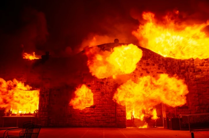 Les flammes ravagent le bâtiment principal de la Soda Rock Winery, propriété viticole de Healdsburg (Californie)