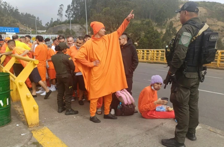 Des prisonniers colombiens attendent leur expulsion près du pont international de Rumichacha, en Equateur, le 26 juillet 2025