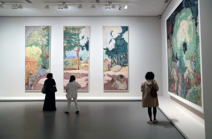 Des personnes regardent des tableaux de Pierre Bonnard lors de la visite de presse de l'exposition de la collection Morozov, le 15 septembre 2021