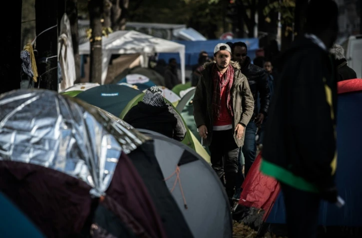 Des migrants dans des tentes igloo qui se multiplient le 27 octobre 2016 à Paris