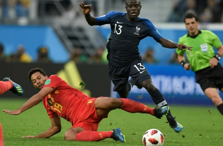 Le milieu de terrain français N'Golo Kanté (d) taclé par le Belge Moussa Dembélé en demi-finale du Mondial, le 10 juillet 2018 à Saint-Pétersbourg