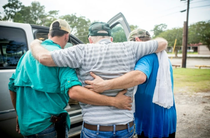 Un septuagénaire aidé par des équipes de secours après le passage de l'ouragan Harvey à Orange (Texas), le 31 août 2017 