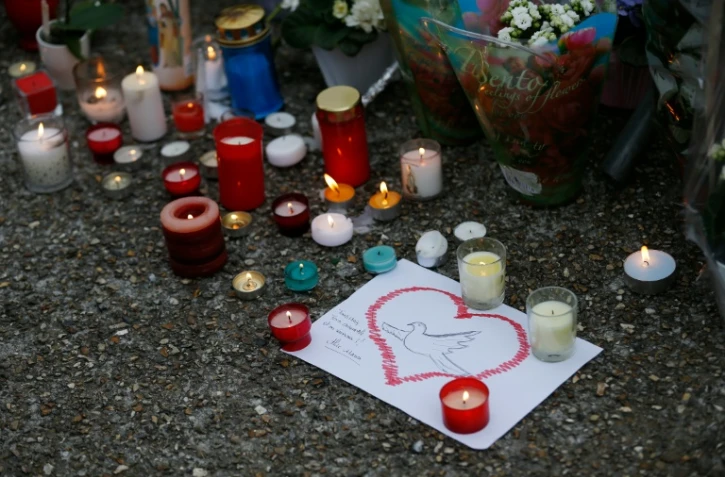 Des bougies en hommage au père Hamel, à Saint-Etienne-du-Rouvray le 27 juillet 2016