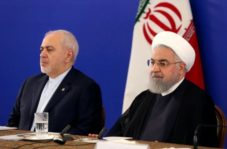 Photo diffusée par la présidence iranienne le 6 août 2019 du président Hassan Rohani (D) et du chef de la diplomatie Mohammad Javad Zarif (G), lors d'une réunion au ministère des Affaires étrangères à Téhéran