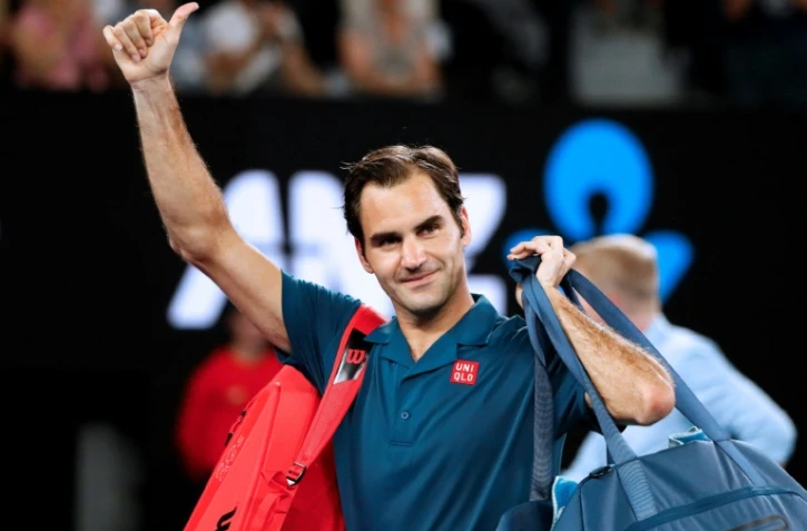 Le Suisse Roger Federer salue les supporters après sa victoire face à l'Américain Taylor Fritz au 3e tour de l'Open d'Australie, le 18 janvier 2019 à Melbourne