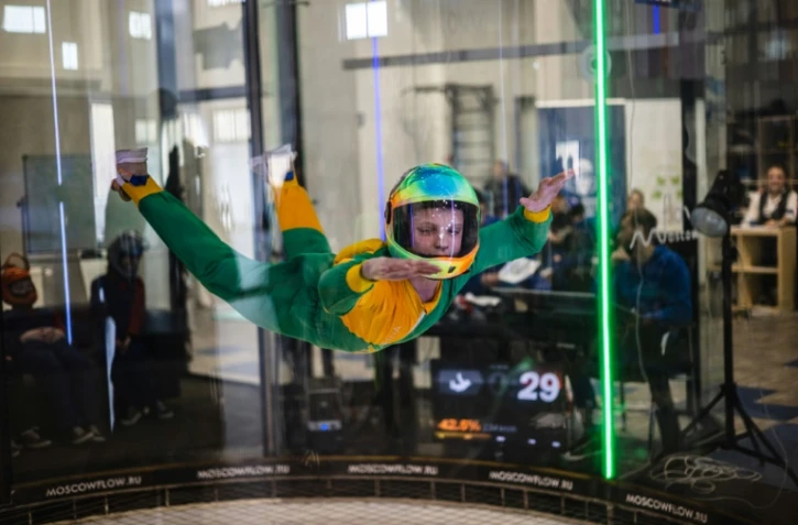 Marian Dolik, 13 ans, qui souffre d'une paralysie cérébrale, en pleine apesanteur dans un simulateur de chute libre à Moscou, le 23 avril 2021