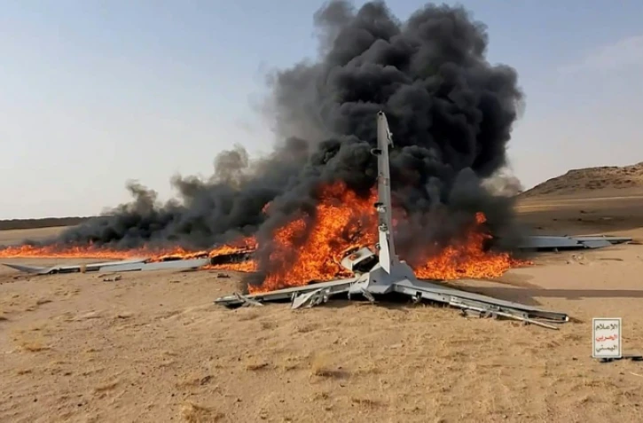 Une photo publiée par les rebelles Houthis du Yémen le 26 juillet 2026 montre ce qui est présenté comme un drone saoudien abattu dans le nord-ouest du pays