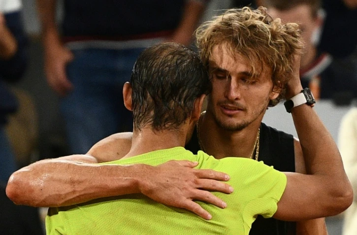 Rafael Nadal et Alexander Zverev, au moment de l'abandon du second sur blessure, en demi-finale de Roland-Garros, le 3 juin 2022 Ă Paris